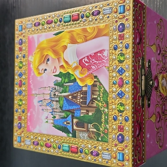 Disney's Sleeping Beauty Princess Aurora Musical Jewelry Box - Picture 5 of 8